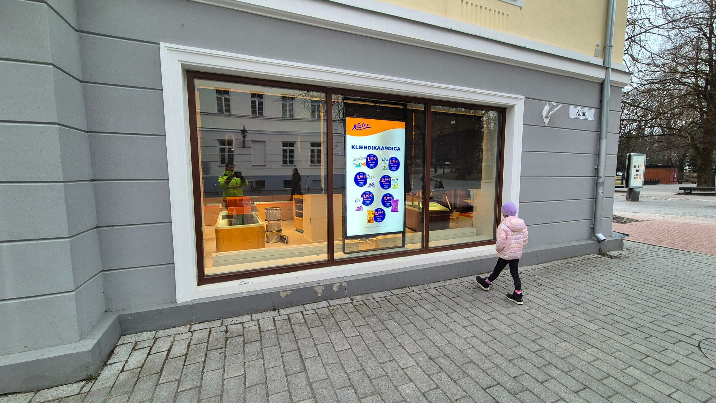 Vertikaalne vaateaknaekraan Tartus